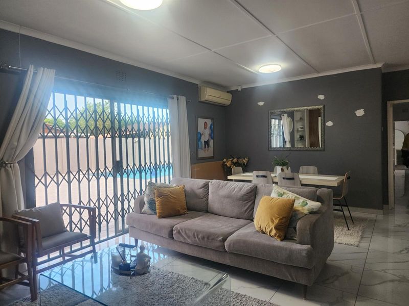 Immaculate 4 Bedroom house for Sale in Meerensee - Photo 4