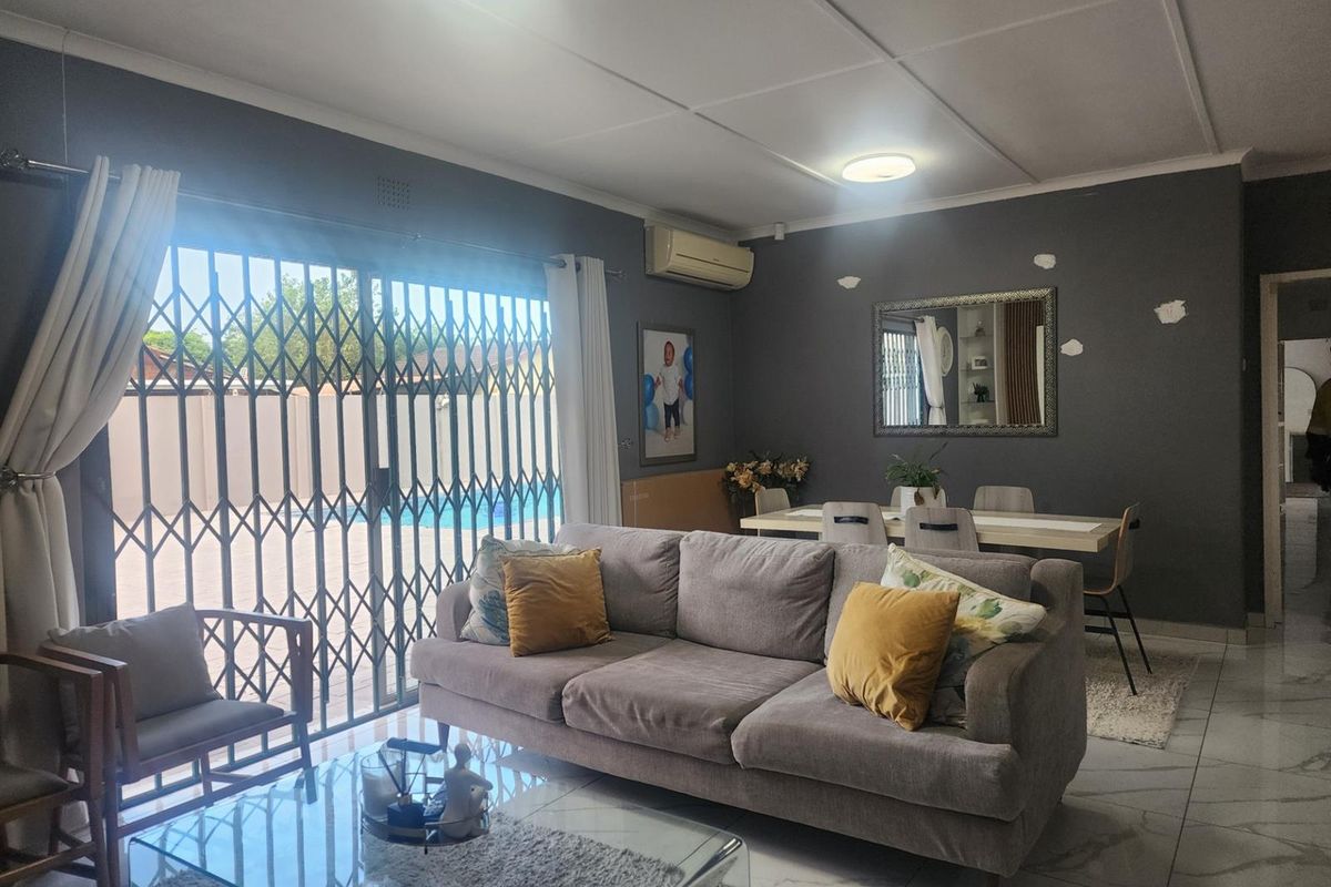 Immaculate 4 Bedroom house for Sale in Meerensee - Photo 4