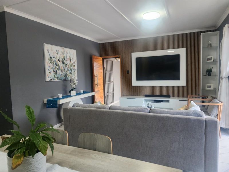 Immaculate 4 Bedroom house for Sale in Meerensee - Photo 5