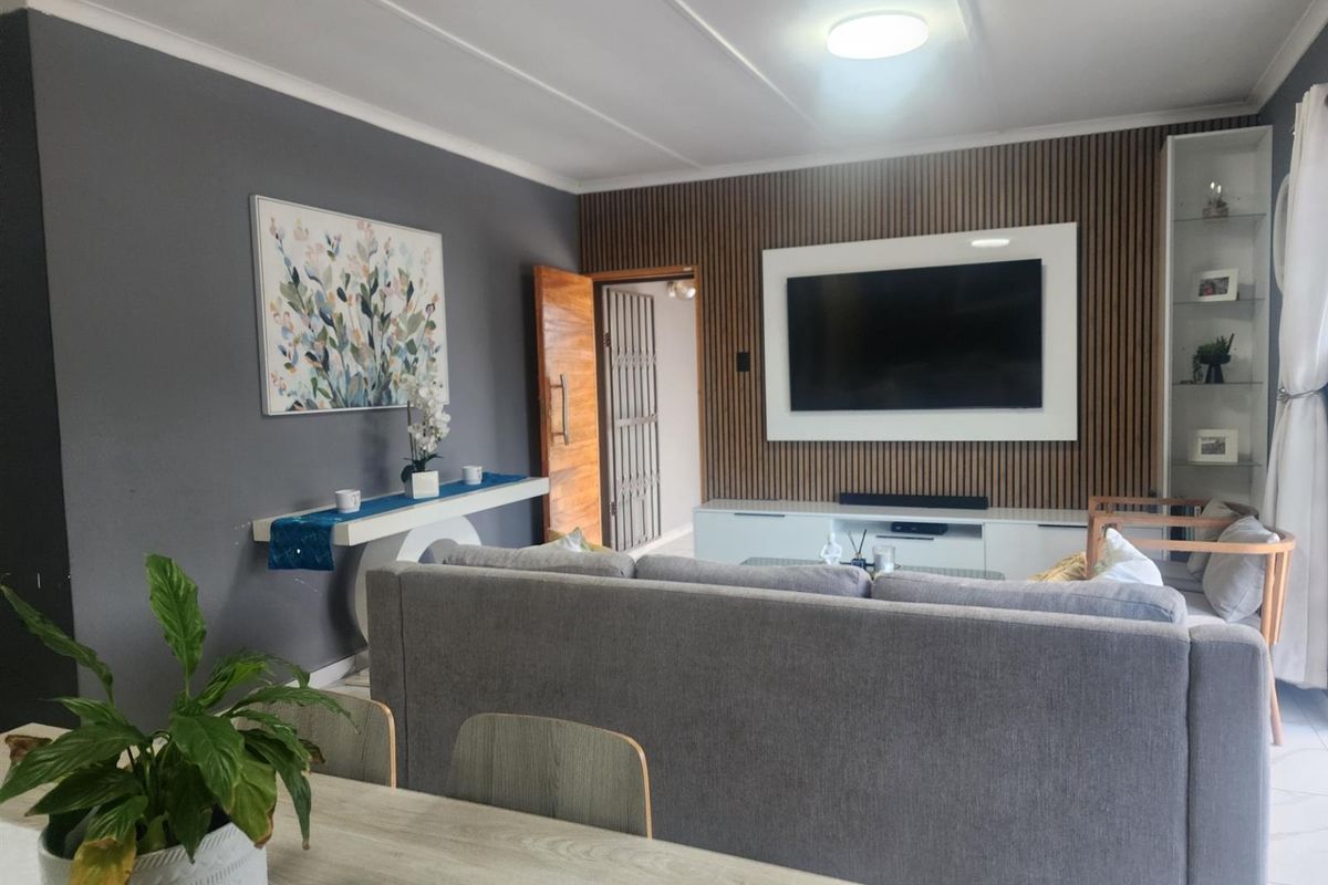 Immaculate 4 Bedroom house for Sale in Meerensee - Photo 5