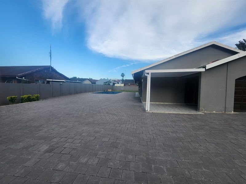 Immaculate 4 Bedroom house for Sale in Meerensee - Photo 3