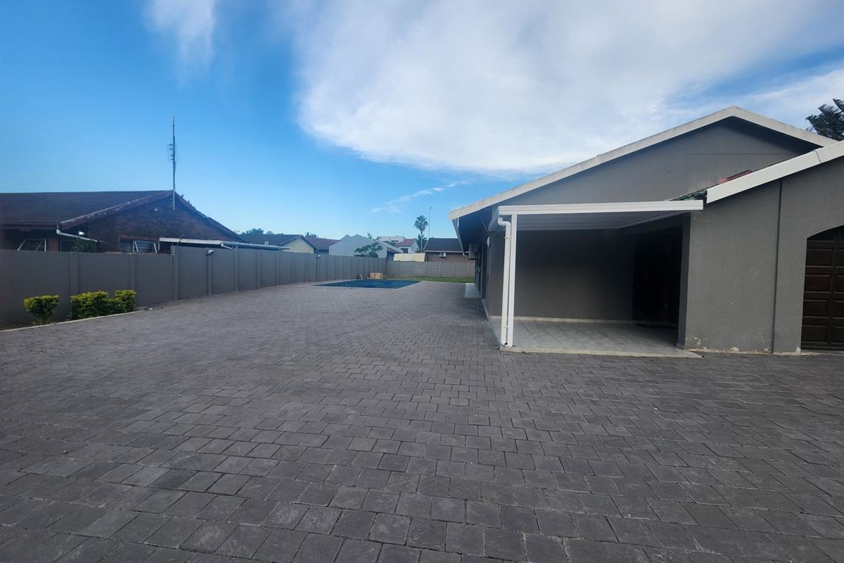 Immaculate 4 Bedroom house for Sale in Meerensee - Photo 3