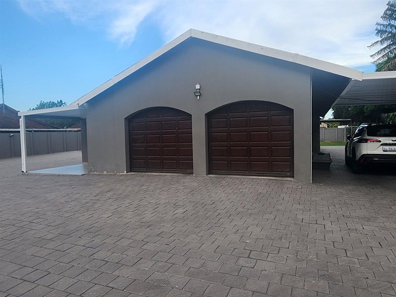 Immaculate 4 Bedroom house for Sale in Meerensee - Photo 2