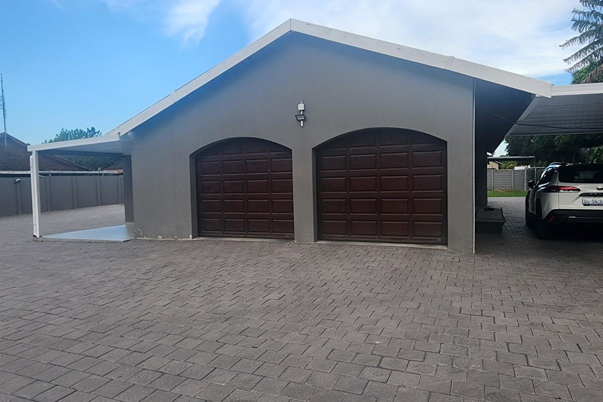 Immaculate 4 Bedroom house for Sale in Meerensee - Photo 2