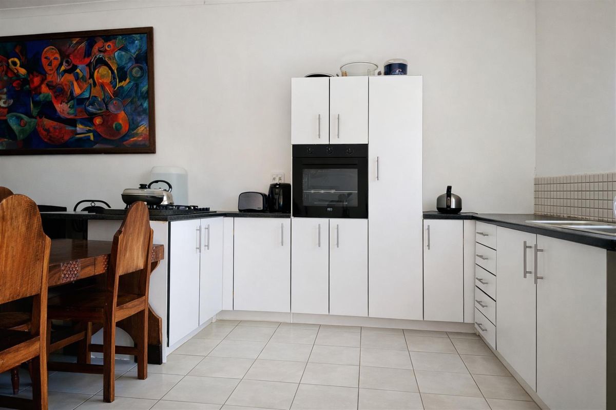 Coastal Dual-Living Property with Proven Rental Income: Franskraal, Gansbaai - Photo 4