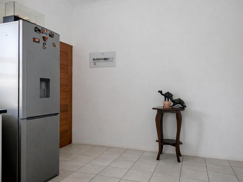 Coastal Dual-Living Property with Proven Rental Income: Franskraal, Gansbaai - Photo 5