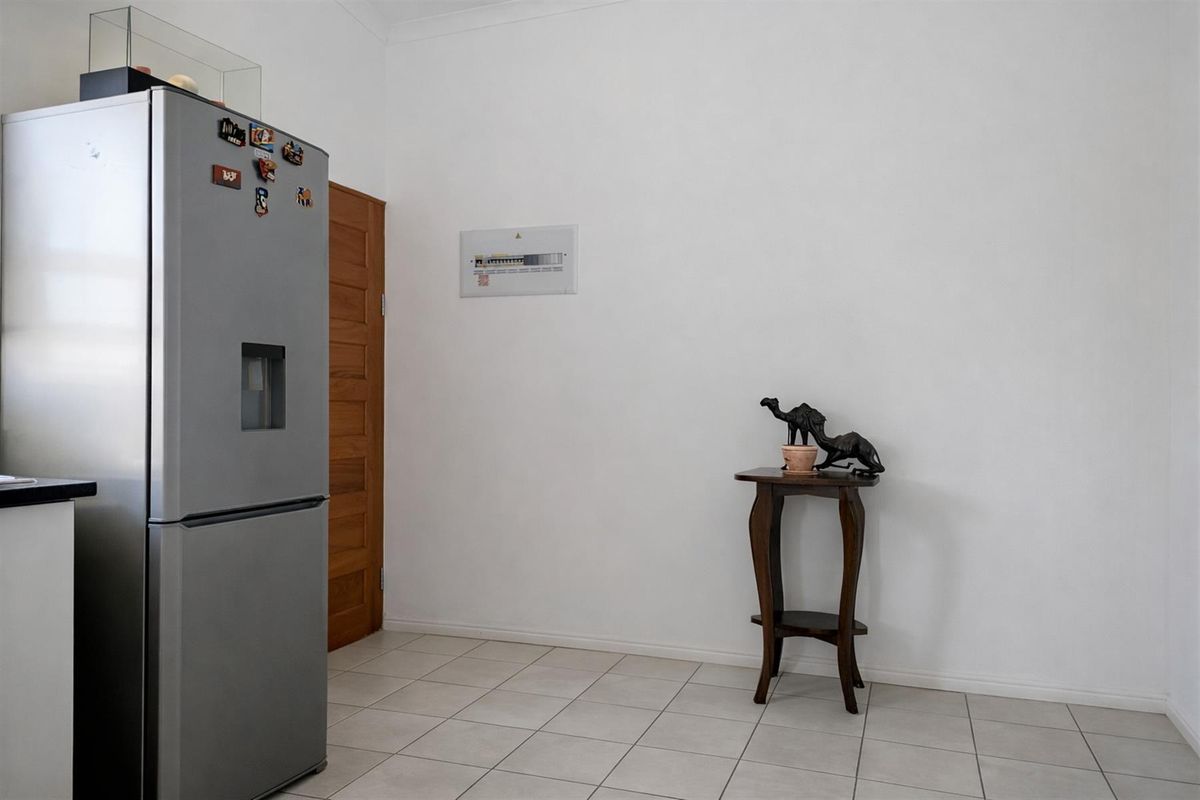 Coastal Dual-Living Property with Proven Rental Income: Franskraal, Gansbaai - Photo 5