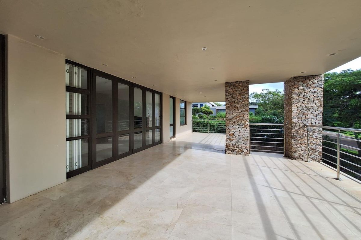 Exceptional Family Living in Brettenwood Coastal Estate - Photo 3