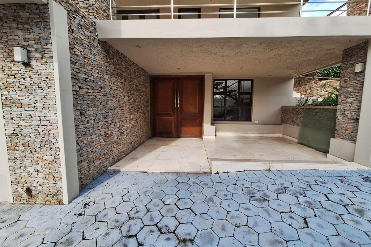 Exceptional Family Living in Brettenwood Coastal Estate - Photo 2