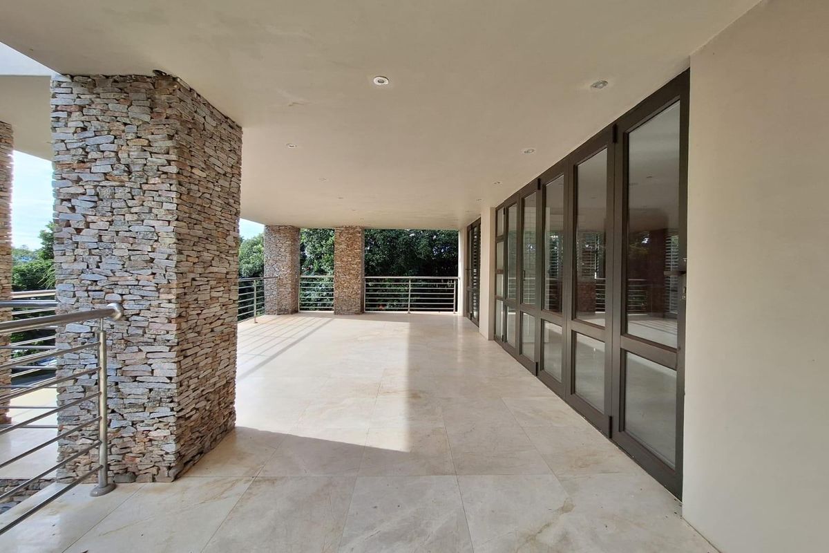 Exceptional Family Living in Brettenwood Coastal Estate - Photo 4