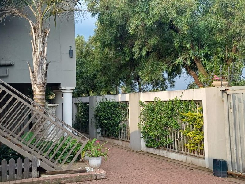 Premium 5-Bedroom Modern Home with Flatlet, Pool and Luxury Finishes A Rare Find in Kriel - Photo 4