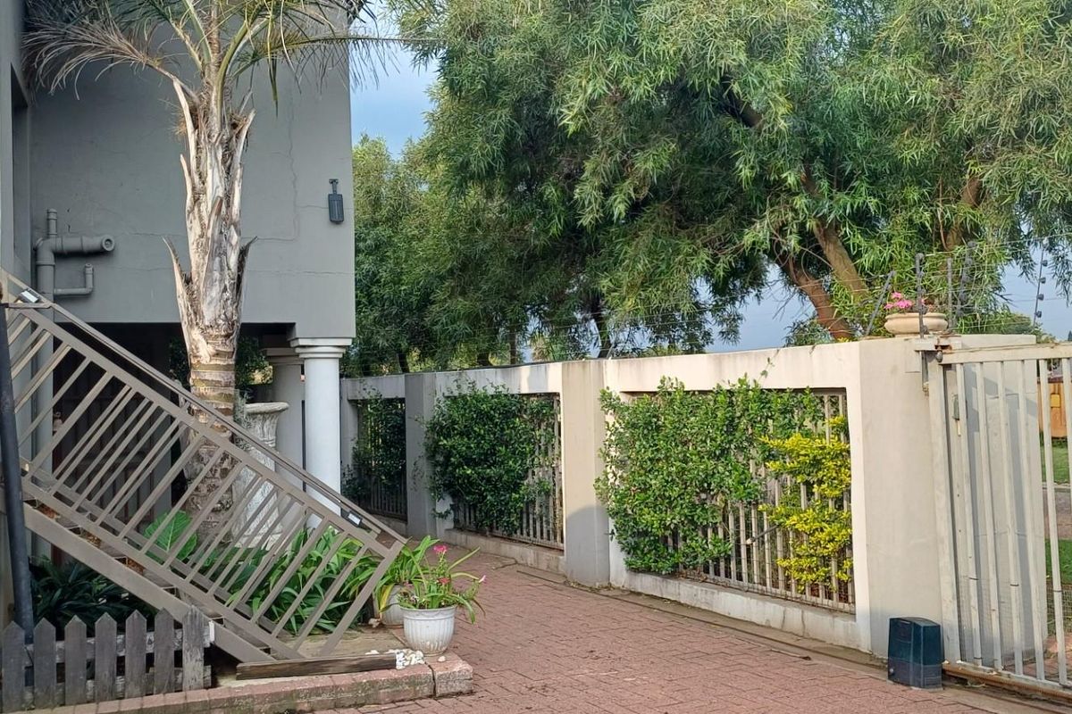 Premium 5-Bedroom Modern Home with Flatlet, Pool and Luxury Finishes A Rare Find in Kriel - Photo 4