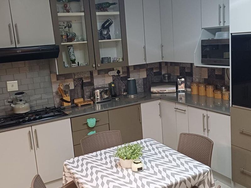 Premium 5-Bedroom Modern Home with Flatlet, Pool and Luxury Finishes A Rare Find in Kriel - Photo 10