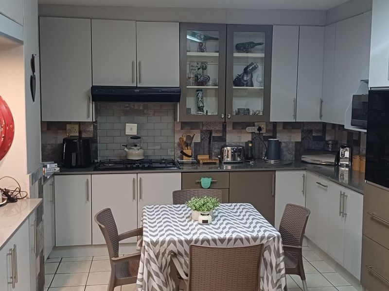 Premium 5-Bedroom Modern Home with Flatlet, Pool and Luxury Finishes A Rare Find in Kriel - Photo 9