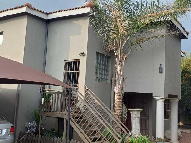 Premium 5-Bedroom Modern Home with Flatlet, Pool and Luxury Finishes A Rare Find in Kriel - Photo 3