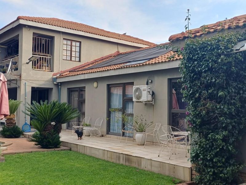 Premium 5-Bedroom Modern Home with Flatlet, Pool and Luxury Finishes A Rare Find in Kriel - Photo 2