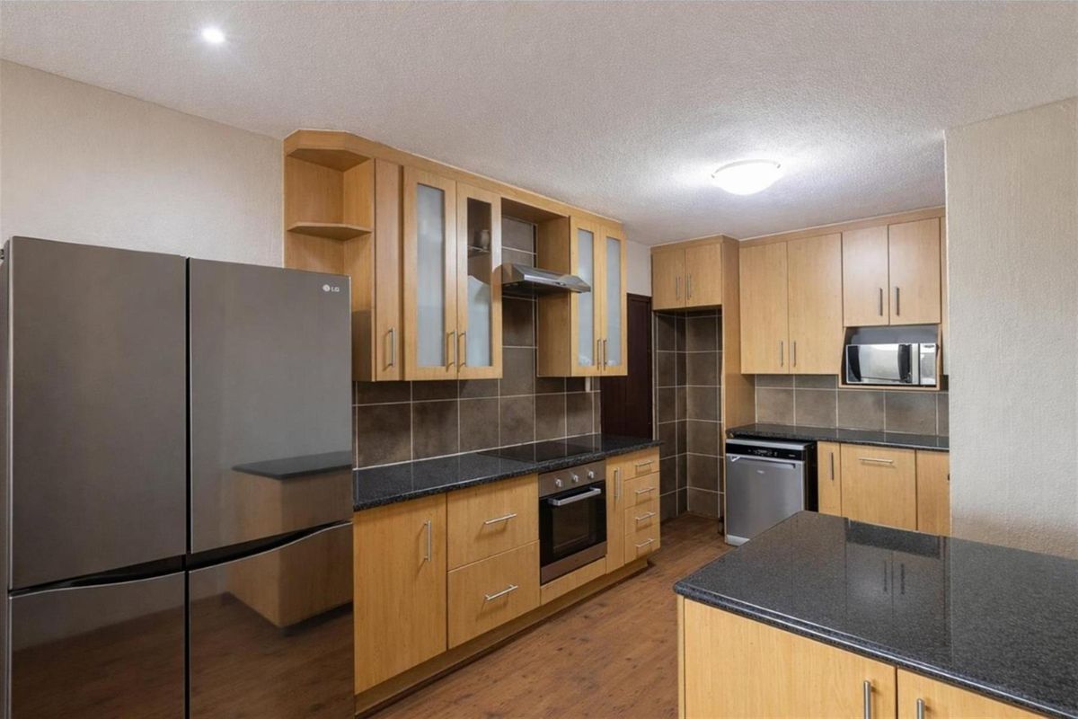 Stunning 3-Bedroom Family Home in Prime Midrand Estate - Photo 4