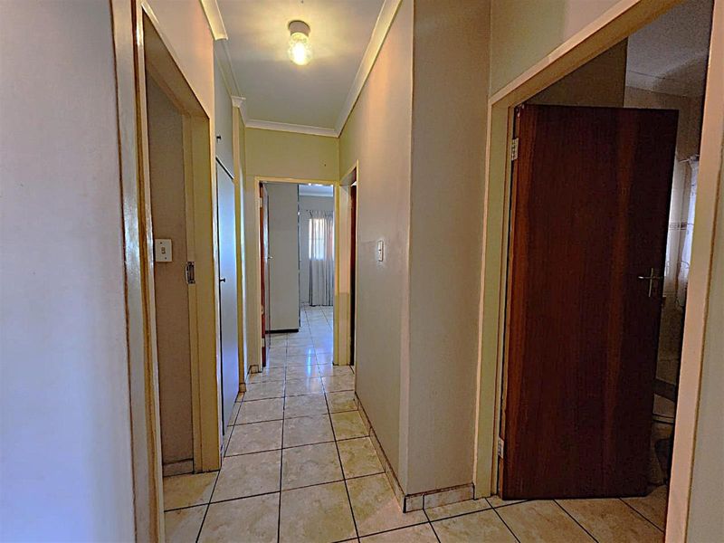 Modern, Pet-Friendly Townhouse with Scenic Views in Prime Aqua Park - Photo 5