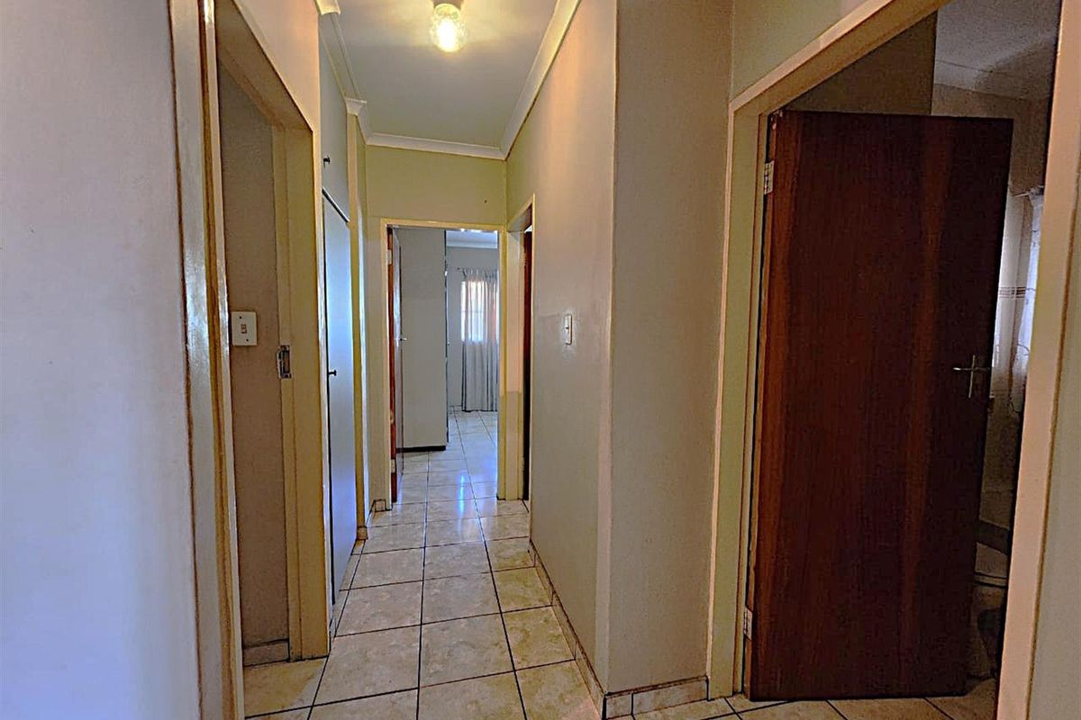 Modern, Pet-Friendly Townhouse with Scenic Views in Prime Aqua Park - Photo 5