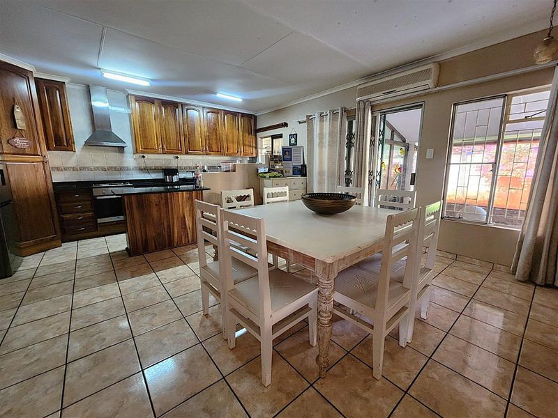 Modern, Pet-Friendly Townhouse with Scenic Views in Prime Aqua Park - Photo 2