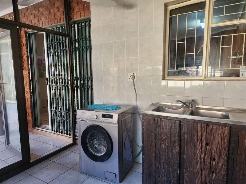 Modern, Pet-Friendly Townhouse with Scenic Views in Prime Aqua Park - Photo 4