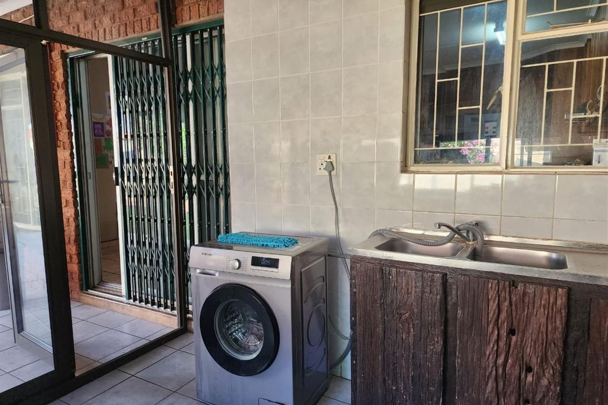 Modern, Pet-Friendly Townhouse with Scenic Views in Prime Aqua Park - Photo 4