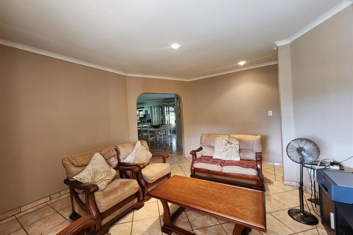 Modern, Pet-Friendly Townhouse with Scenic Views in Prime Aqua Park - Photo 3