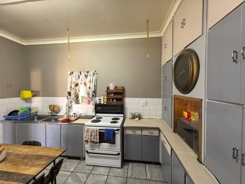 Space to Breathe and Room to Grow: Your Sun-Filled Family Sanctuary in Ernestville, Kimberley - Photo 5