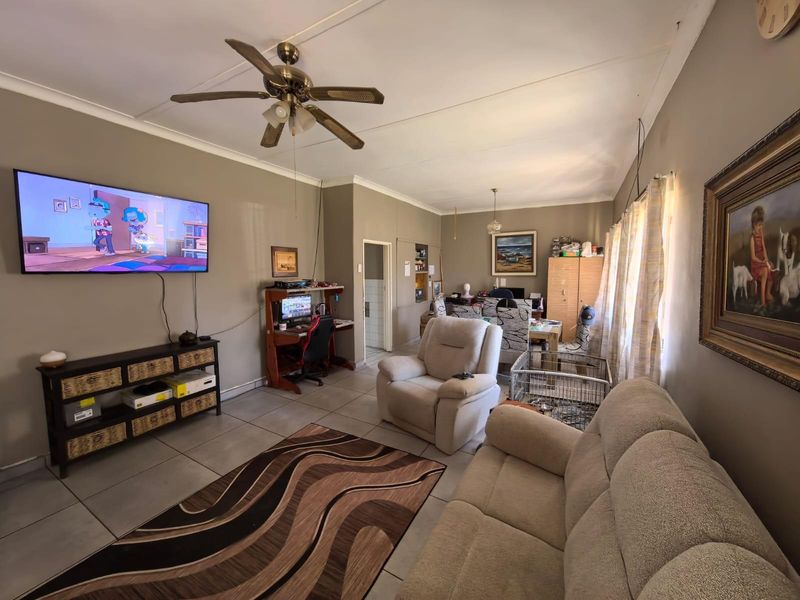 Space to Breathe and Room to Grow: Your Sun-Filled Family Sanctuary in Ernestville, Kimberley - Photo 2