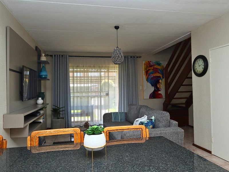 Charming 2 Bedroom Duplex Townhouse For Sale in Florida Glen, Roodepoort - Photo 6