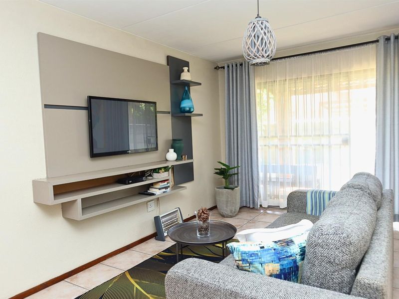 Charming 2 Bedroom Duplex Townhouse For Sale in Florida Glen, Roodepoort - Photo 3