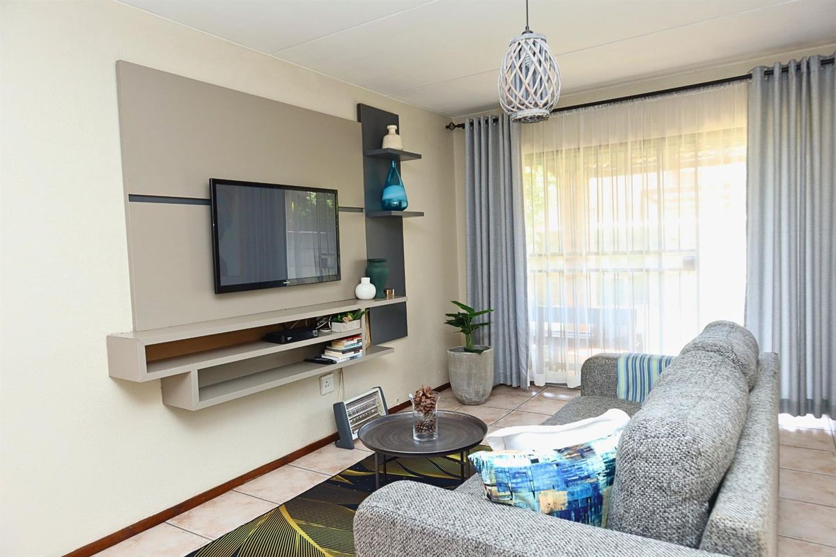 Charming 2 Bedroom Duplex Townhouse For Sale in Florida Glen, Roodepoort - Photo 3