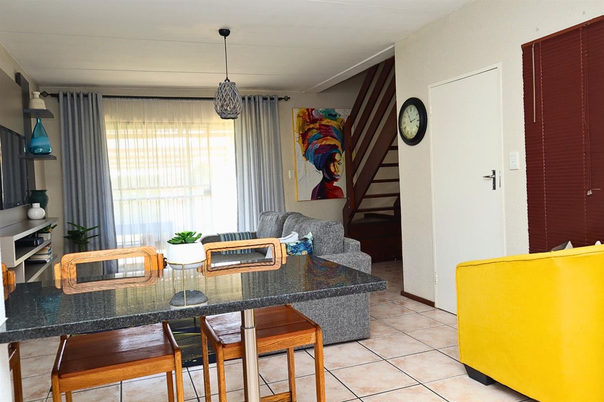 Charming 2 Bedroom Duplex Townhouse For Sale in Florida Glen, Roodepoort - Photo 5