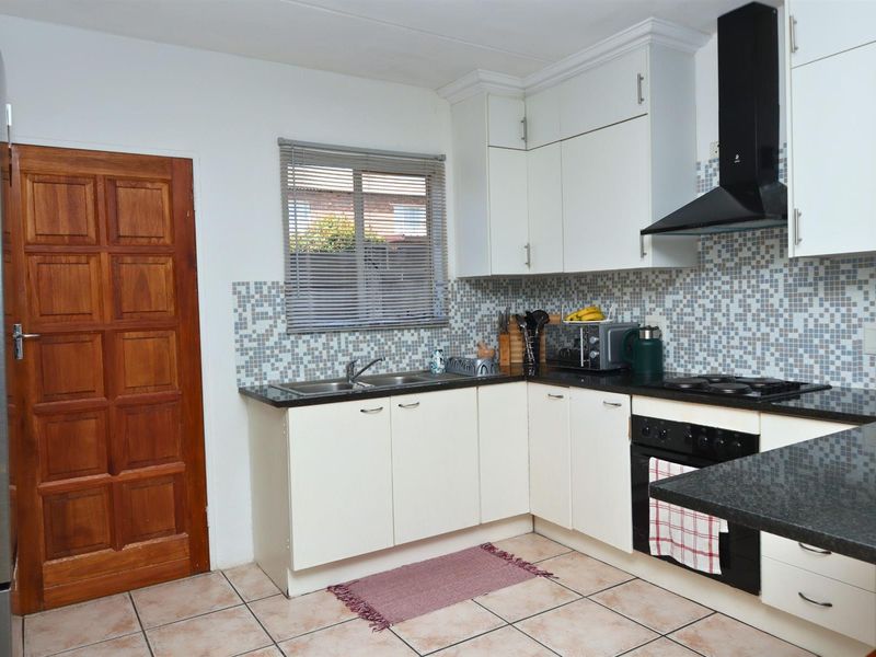 Charming 2 Bedroom Duplex Townhouse For Sale in Florida Glen, Roodepoort - Photo 4