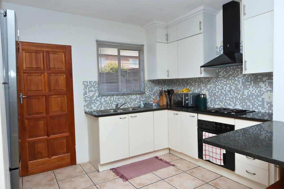 Charming 2 Bedroom Duplex Townhouse For Sale in Florida Glen, Roodepoort - Photo 4