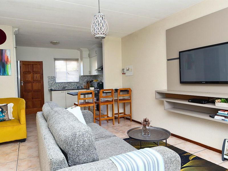 Charming 2 Bedroom Duplex Townhouse For Sale in Florida Glen, Roodepoort - Photo 2