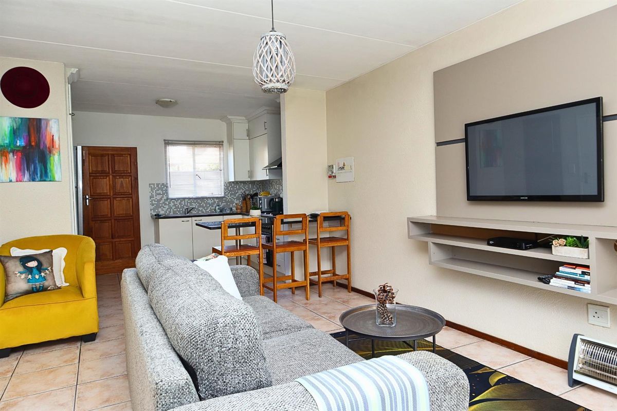 Charming 2 Bedroom Duplex Townhouse For Sale in Florida Glen, Roodepoort - Photo 2