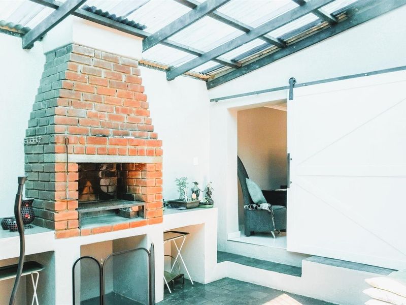 COUNTRY ESTATE WITH TWO HOMES, FLATS AND PRIME ENTERTAINMENT FEATURES  2.2-HECTARE - Photo 9