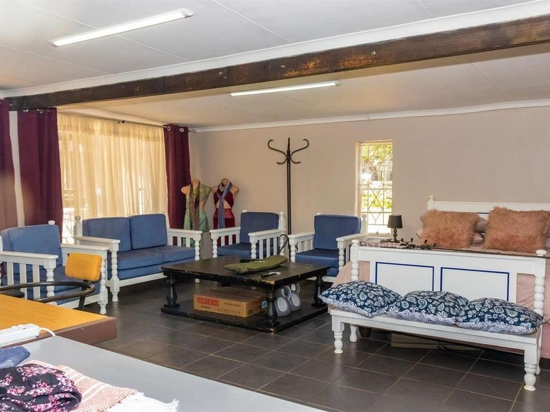 COUNTRY ESTATE WITH TWO HOMES, FLATS AND PRIME ENTERTAINMENT FEATURES  2.2-HECTARE - Photo 7