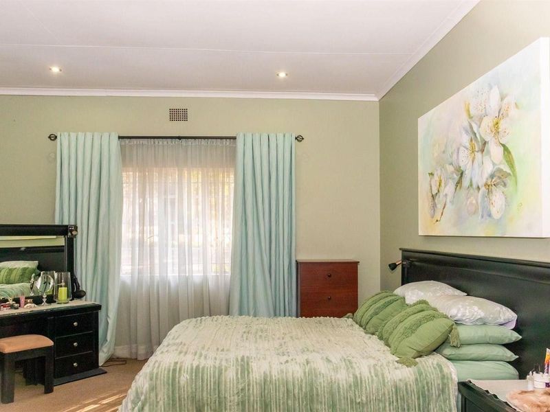 COUNTRY ESTATE WITH TWO HOMES, FLATS AND PRIME ENTERTAINMENT FEATURES  2.2-HECTARE - Photo 6