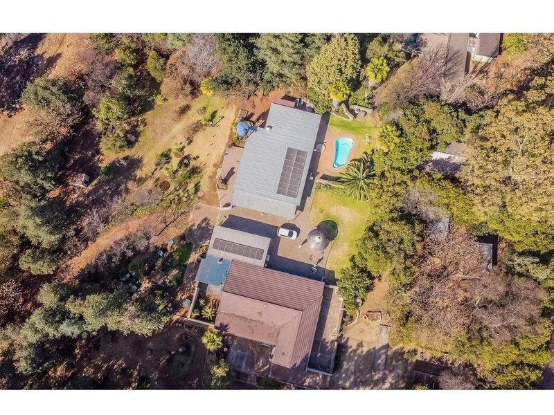 COUNTRY ESTATE WITH TWO HOMES, FLATS AND PRIME ENTERTAINMENT FEATURES  2.2-HECTARE - Photo 2