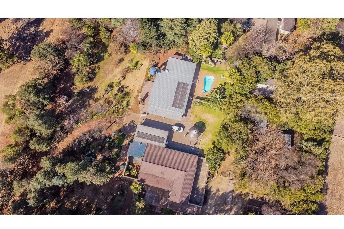 COUNTRY ESTATE WITH TWO HOMES, FLATS AND PRIME ENTERTAINMENT FEATURES  2.2-HECTARE - Photo 2