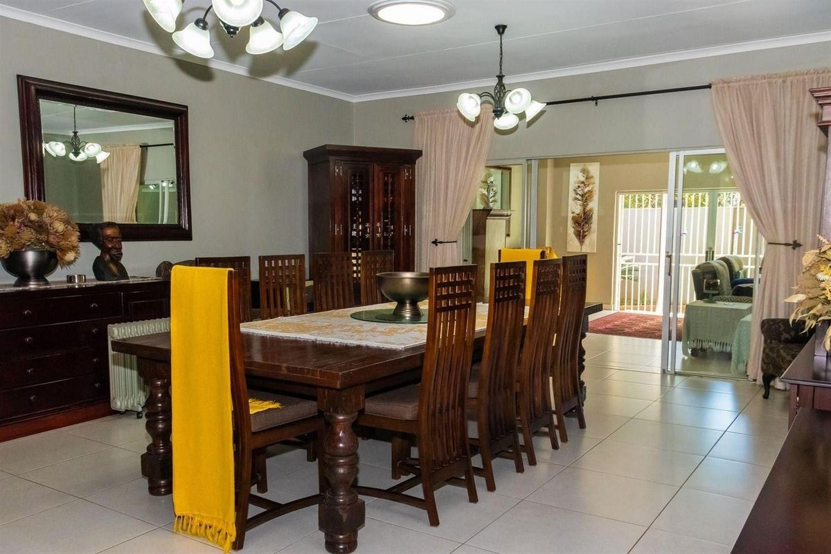 COUNTRY ESTATE WITH TWO HOMES, FLATS AND PRIME ENTERTAINMENT FEATURES  2.2-HECTARE - Photo 3