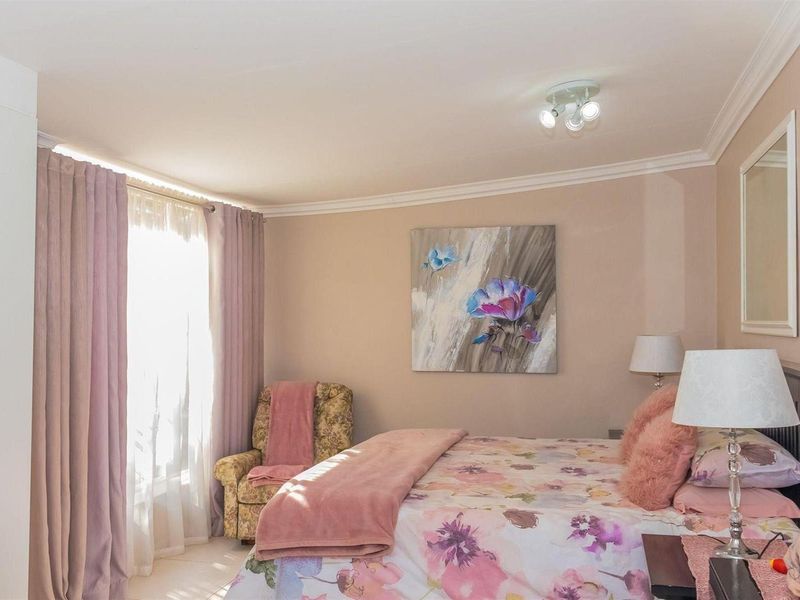 COUNTRY ESTATE WITH TWO HOMES, FLATS AND PRIME ENTERTAINMENT FEATURES  2.2-HECTARE - Photo 4