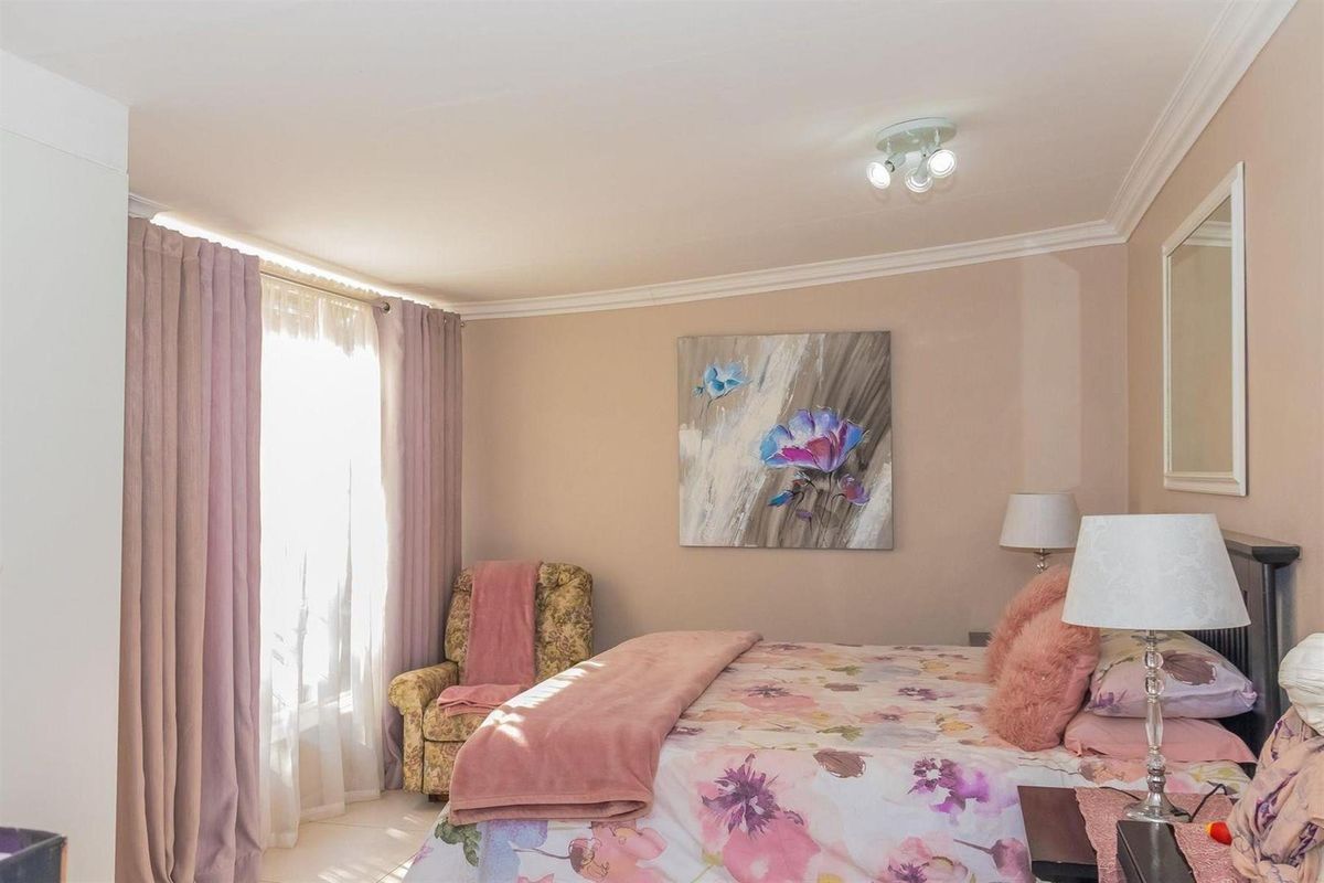 COUNTRY ESTATE WITH TWO HOMES, FLATS AND PRIME ENTERTAINMENT FEATURES  2.2-HECTARE - Photo 4