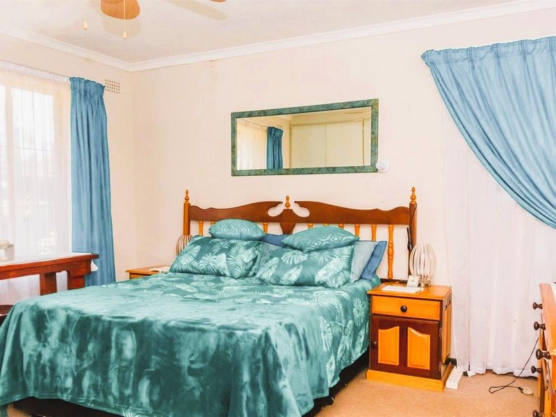 COUNTRY ESTATE WITH TWO HOMES, FLATS AND PRIME ENTERTAINMENT FEATURES  2.2-HECTARE - Photo 5