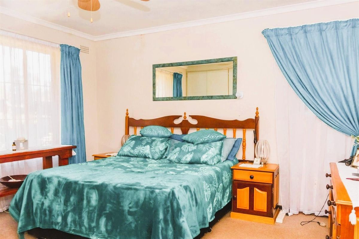 COUNTRY ESTATE WITH TWO HOMES, FLATS AND PRIME ENTERTAINMENT FEATURES  2.2-HECTARE - Photo 5