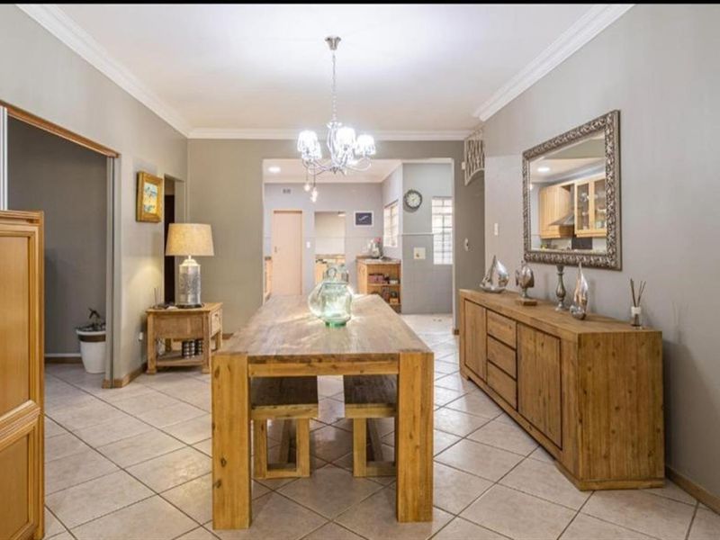 4-Bedroom House to Rent in Glenadrienne, Sandton - Photo 8