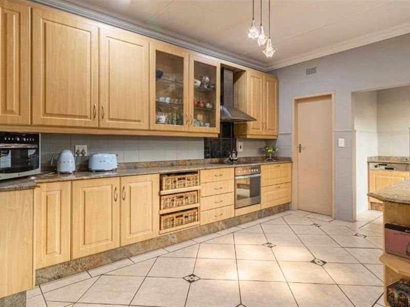 4-Bedroom House to Rent in Glenadrienne, Sandton - Photo 9