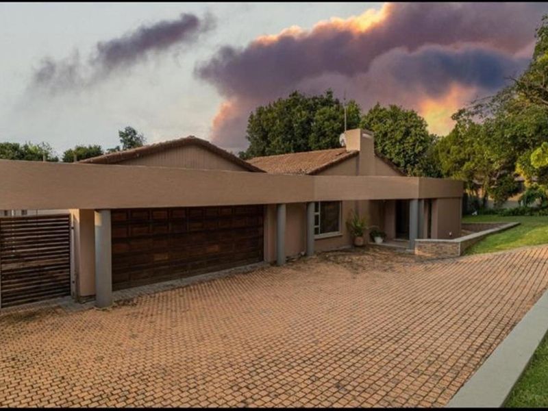 4-Bedroom House to Rent in Glenadrienne, Sandton - Photo 2